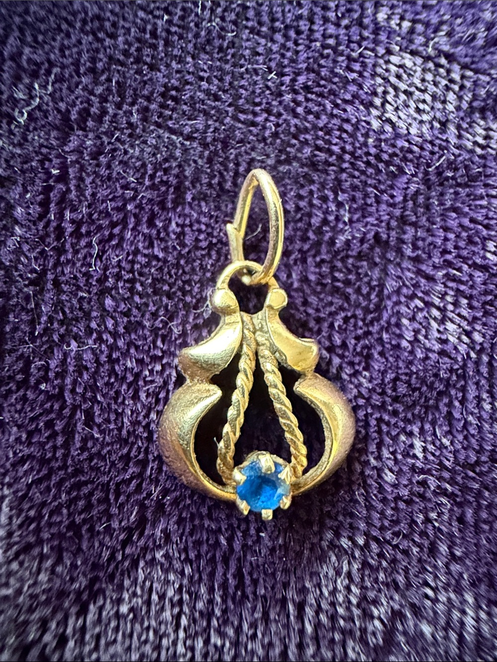 Solid 14K gold vintage Victorian filigree pendant with blue sapphire (?)